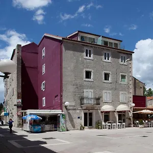 Tin Apartment Split